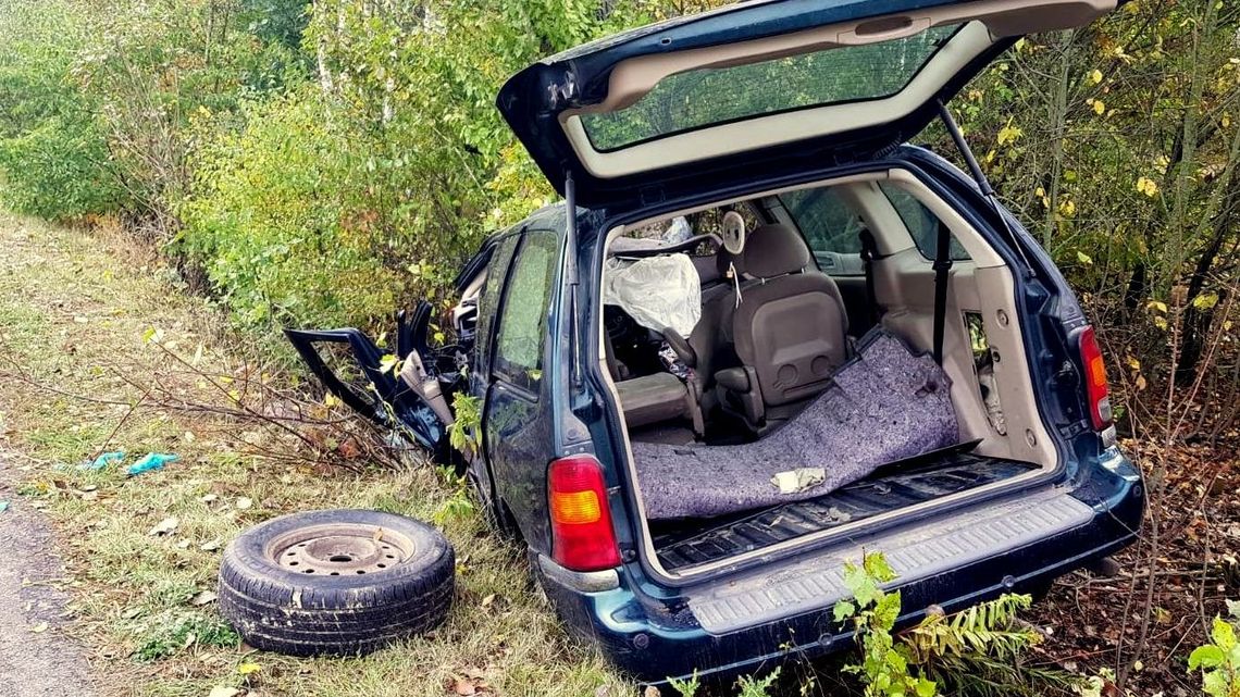 Samochód wypadł z drogi i uderzył w drzewo. Kobieta zginęła, mąż trafił do szpitala