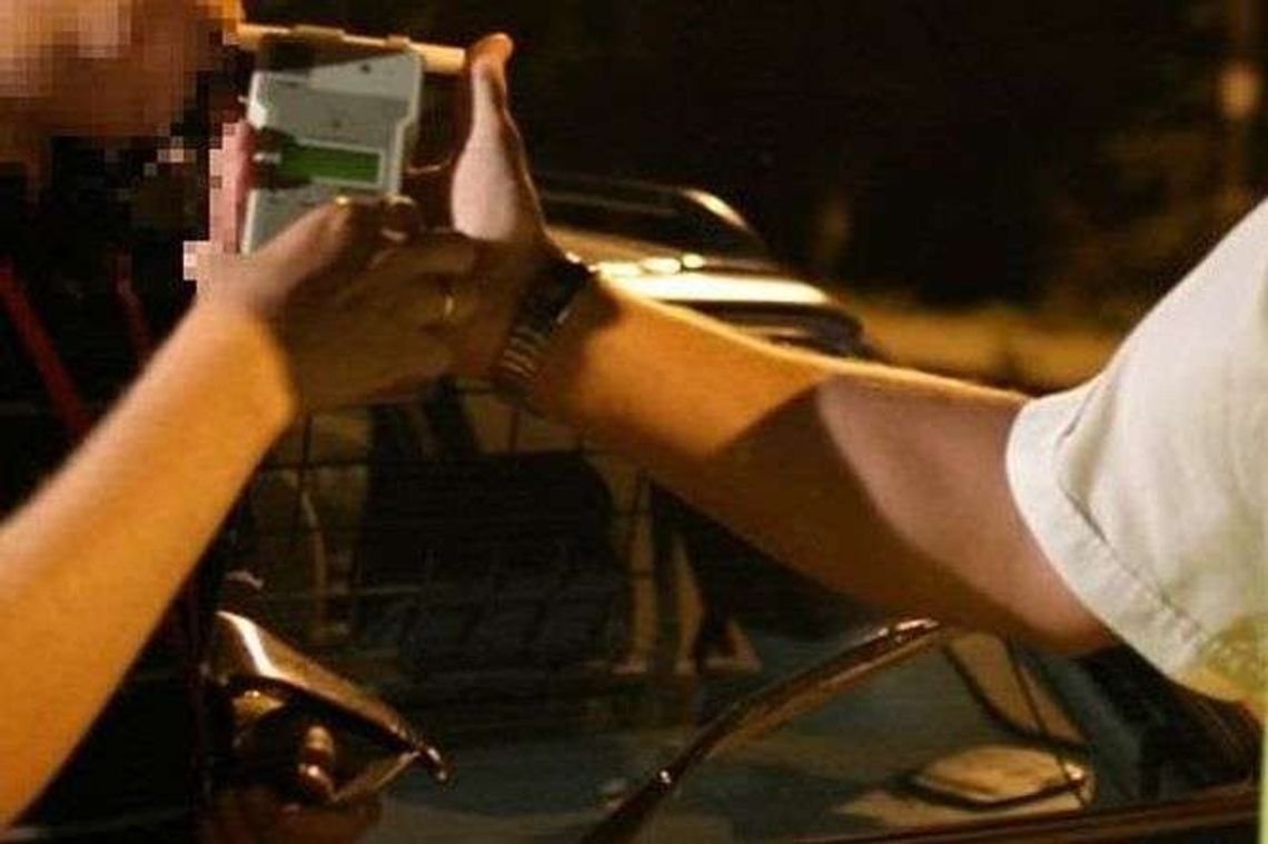 Samochód wypadł z drogi, nikt nie przyznaje się do kierowania