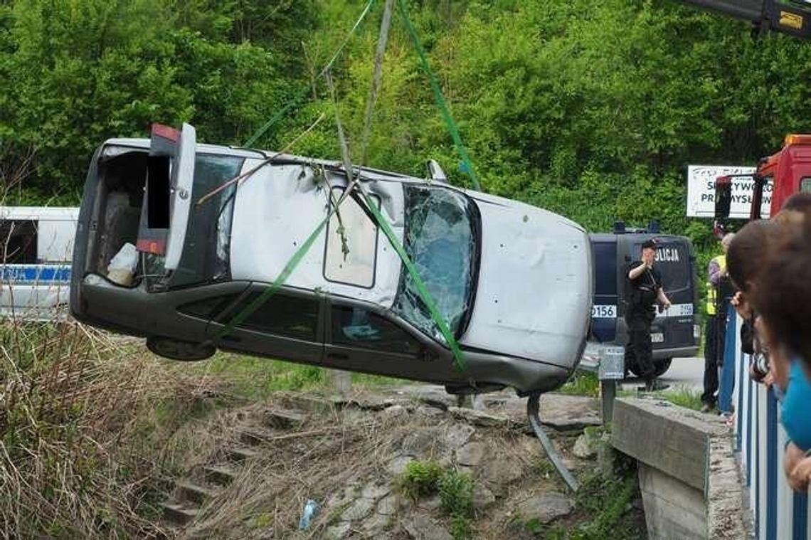 Samochód wypadł z mostu i dachował. Kierowca i pasażer uciekli. "To nie pierwszy taki wypadek"