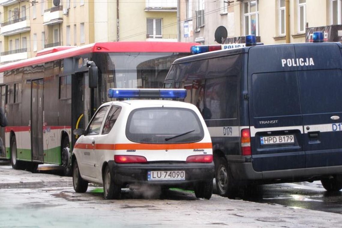 Samochód zajechał drogę autobusowi. Pasażerka w szpitalu Samochód zajechał drogę autobusowi. Pasażerka w szpitalu