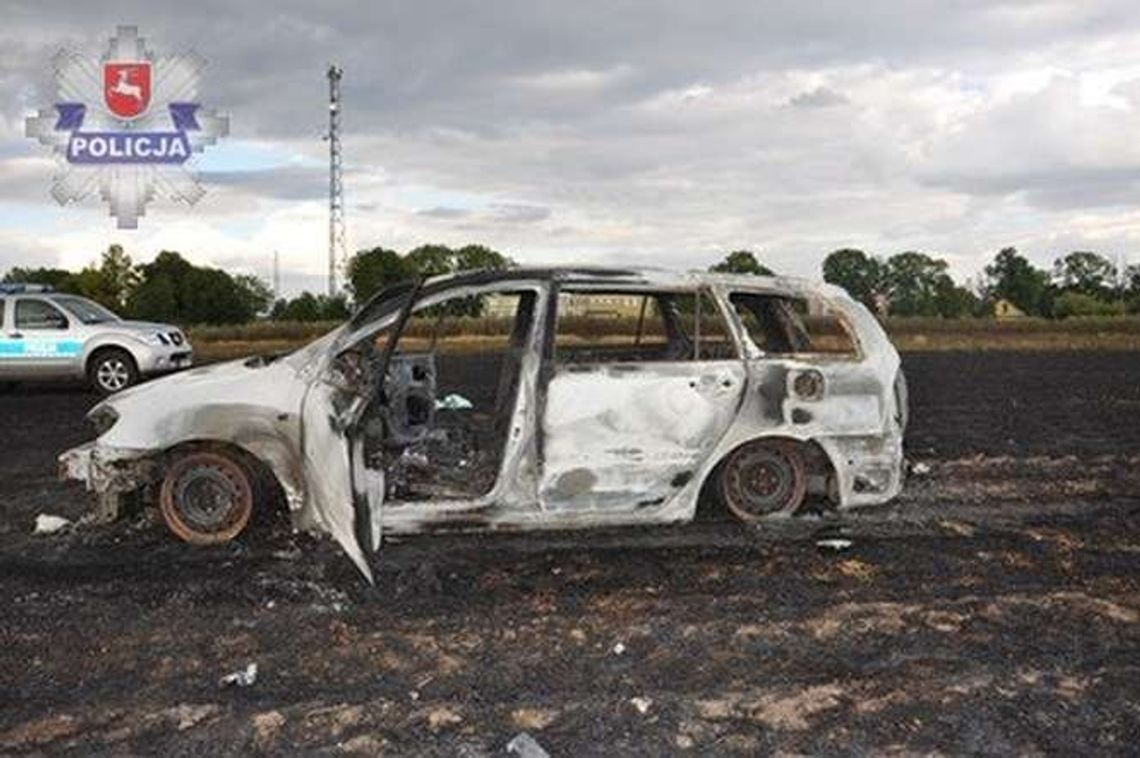Samochód zapalił się, a od niego pole. Spłonęło 1,5 hektara. 33-latek w szpitalu