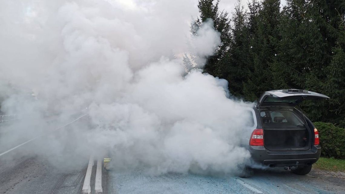 Samochód zapalił się na drodze. W środku dwie osoby