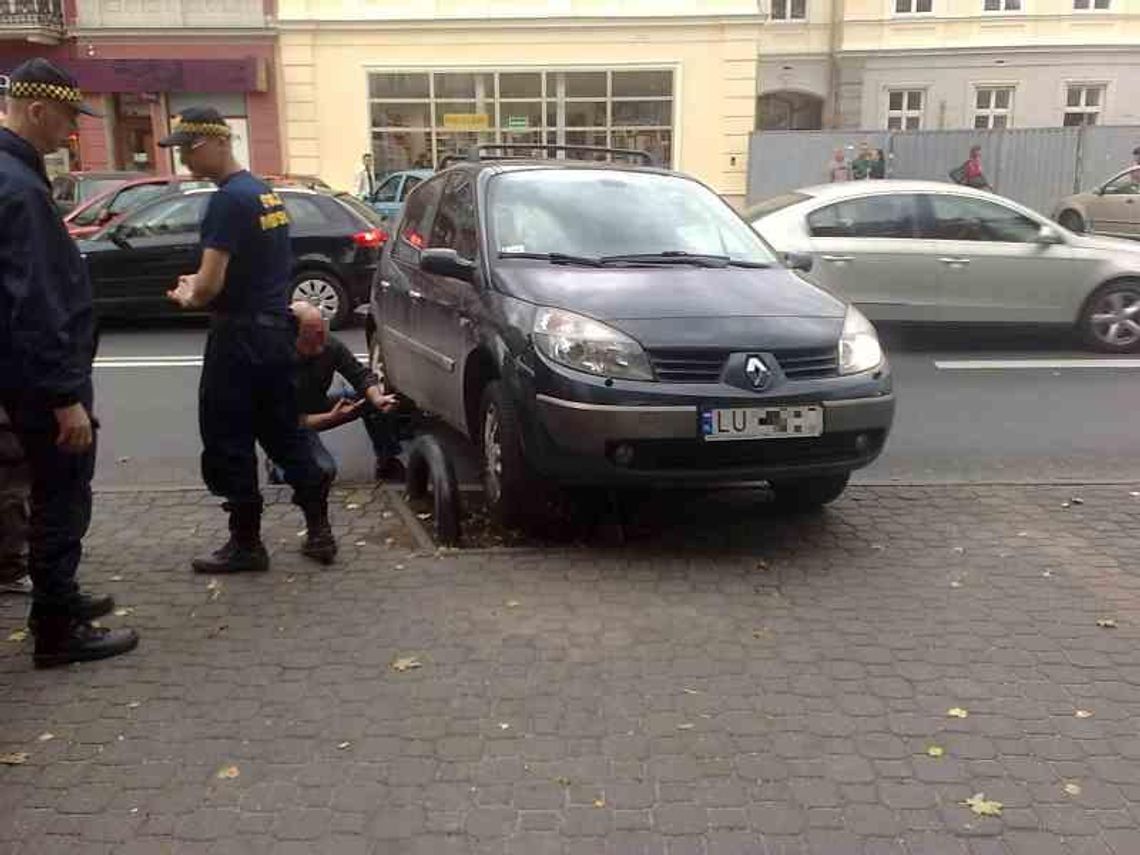 Samochód zawisł na barierce w centrum Lublina Samochód zawisł na barierce w centrum Lublina