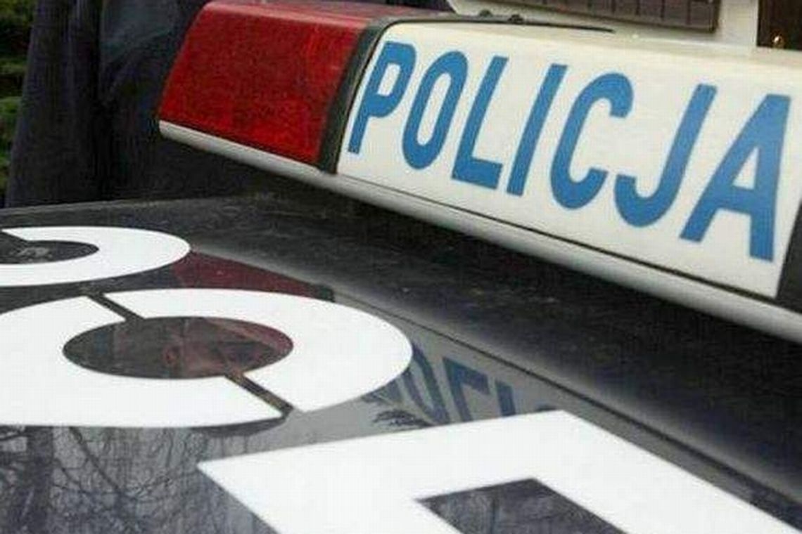 Samochód zderzył się z autobusem. Kierowca chciał uciec Samochód zderzył się z autobusem. Kierowca chciał uciec