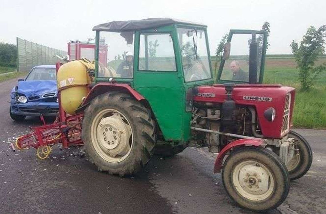 Samochód zderzył się z ciągnikiem