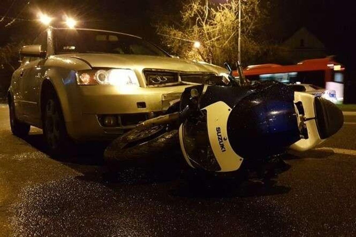 Samochód zderzył się z motocyklem. Dwie osoby w szpitalu Samochód zderzył się z motocyklem. Dwie osoby w szpitalu