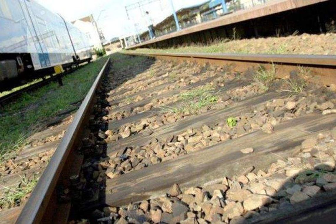 Samochód zderzył się z pociągiem na przejeździe kolejowym