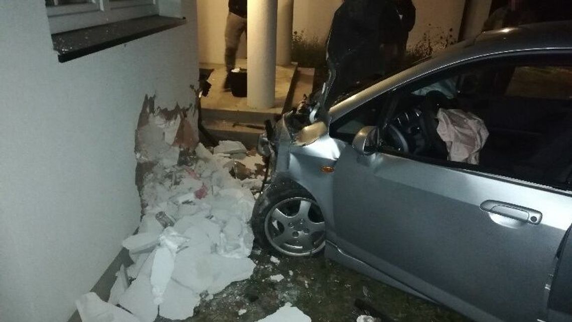 Samochodem chciał wjechać do kuchni