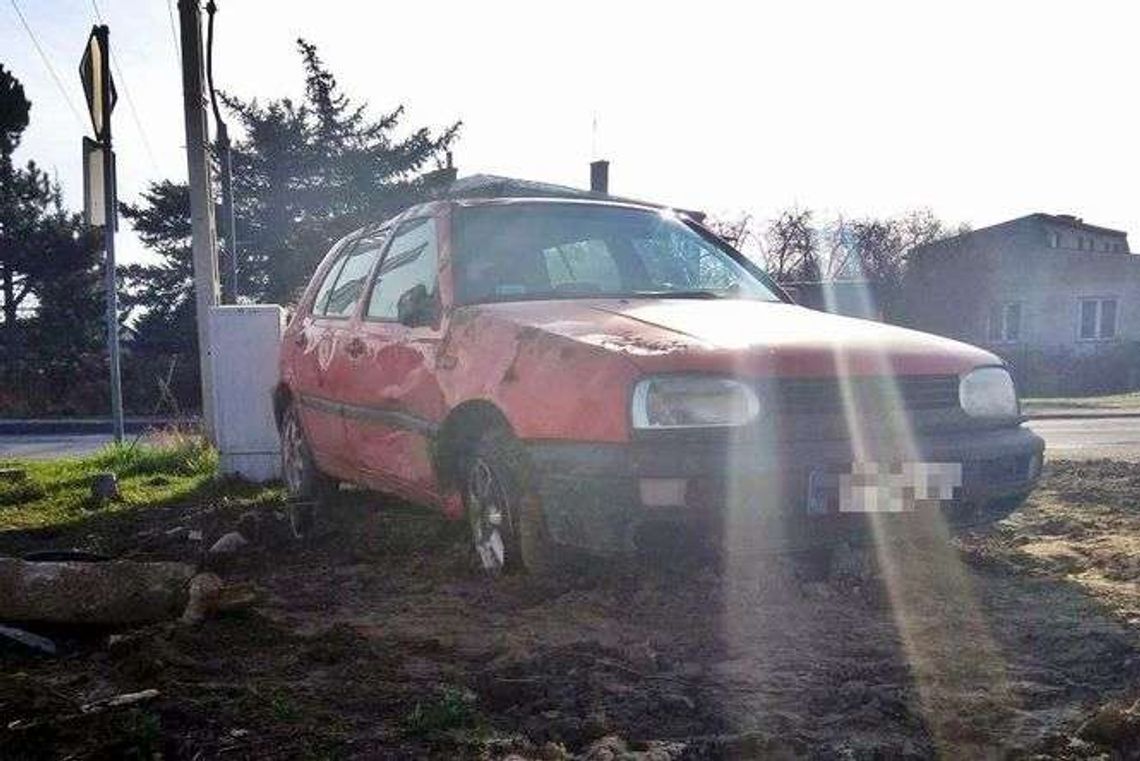 Samochodem w płot. Kierowcy nie ma, auto zostało na miejscu [wideo]
