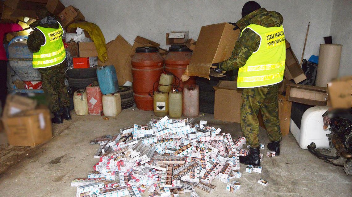 Samochodem wiózł ukryte nielegalne papierosy. Kolejne paczki miał schowane w domu