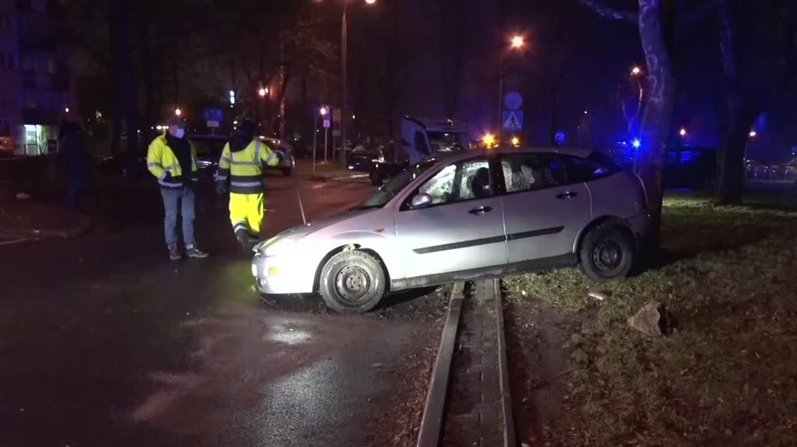 Samochodowa demolka na Czechowie. Ratownicy zrobili kierowcy test na Covid-19