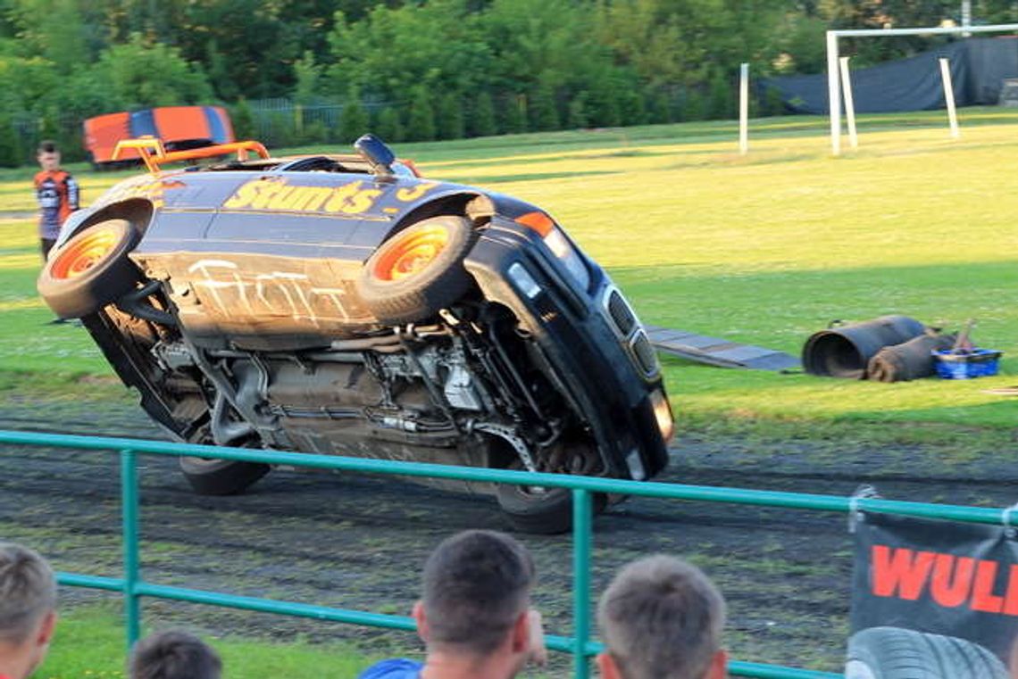 Samochodowe akrobacje. Kaskaderzy zniszczyli kilka aut