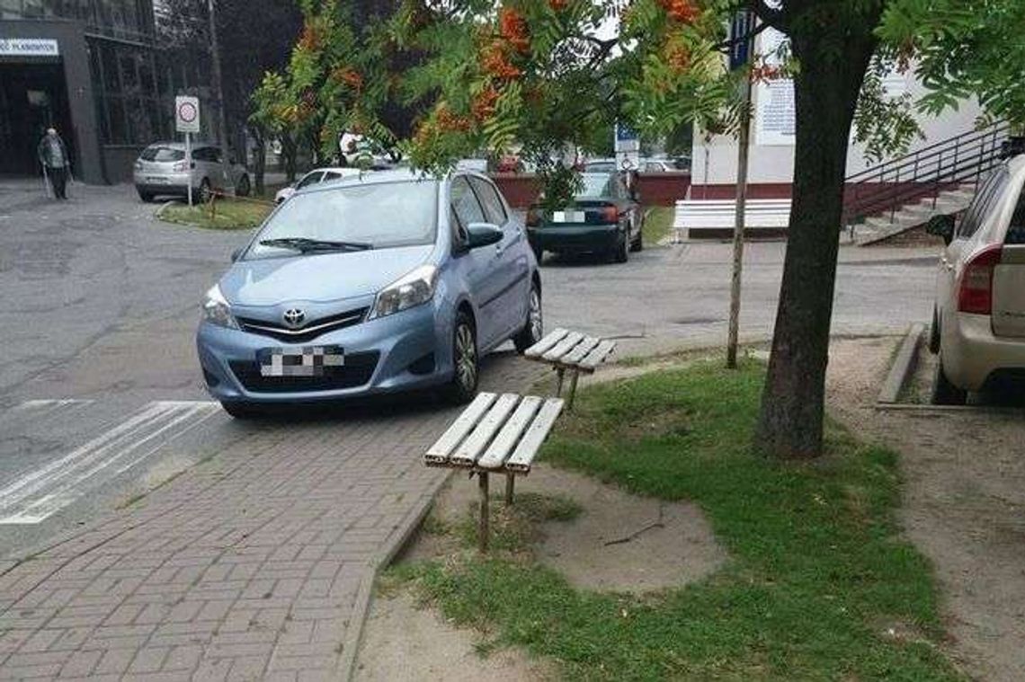 Samochody na chodniku, pacjenci nie mają jak przejść