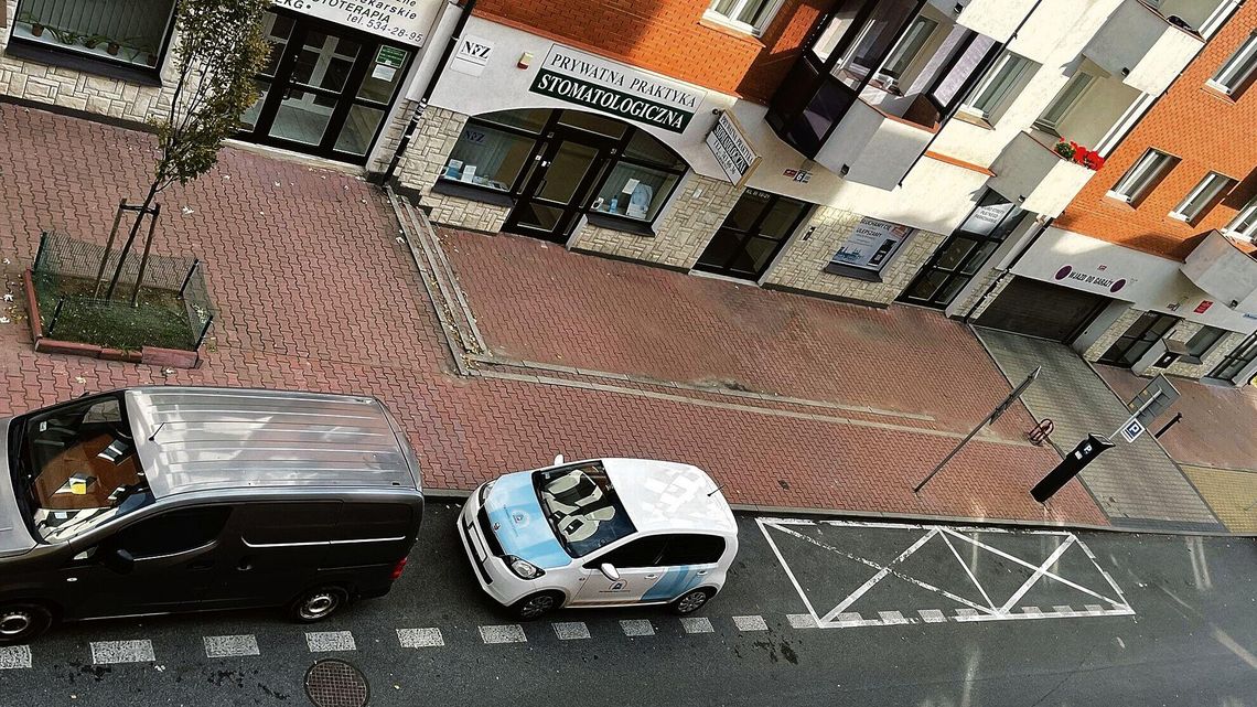 Samochody operatora strefy płatnego parkowania zajmują ogólnodostępne miejsca. Mieszkaniec: I nie płacą Samochody operatora strefy płatnego parkowania zajmują ogólnodostępne miejsca. Mieszkaniec: I nie płacą