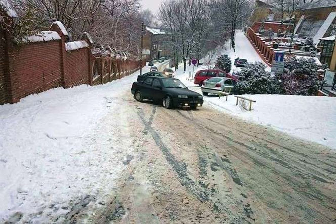 Samochody ślizgają się na ul. Dolnej Panny Marii