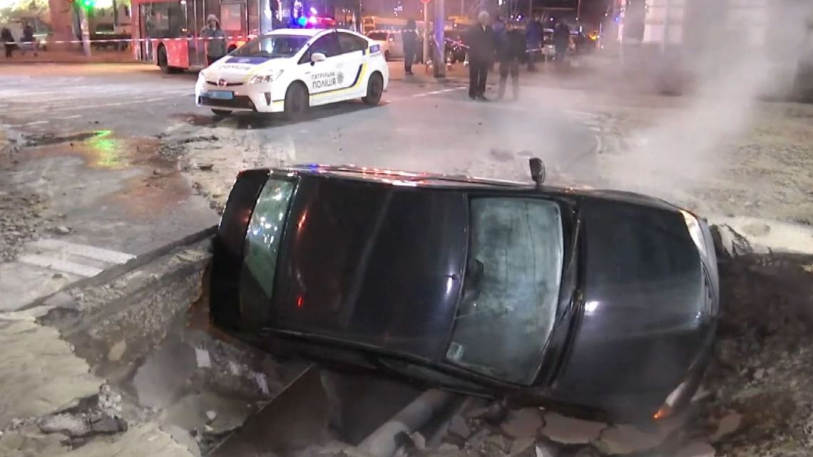 Samochody wpadły w dziury. Strumienie wody rozlały się po ulicach [wideo]