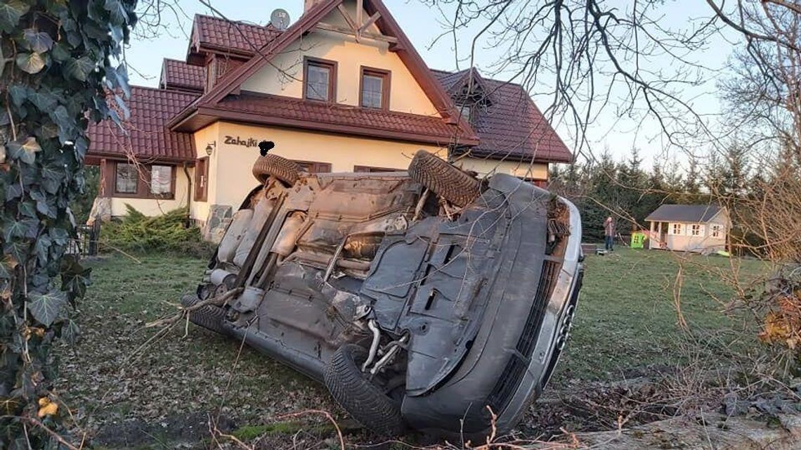 Samochody wypadają z zakrętu i taranują im ogrodzenie. To się zmieni? Samochody wypadają z zakrętu i taranują im ogrodzenie. To się zmieni?