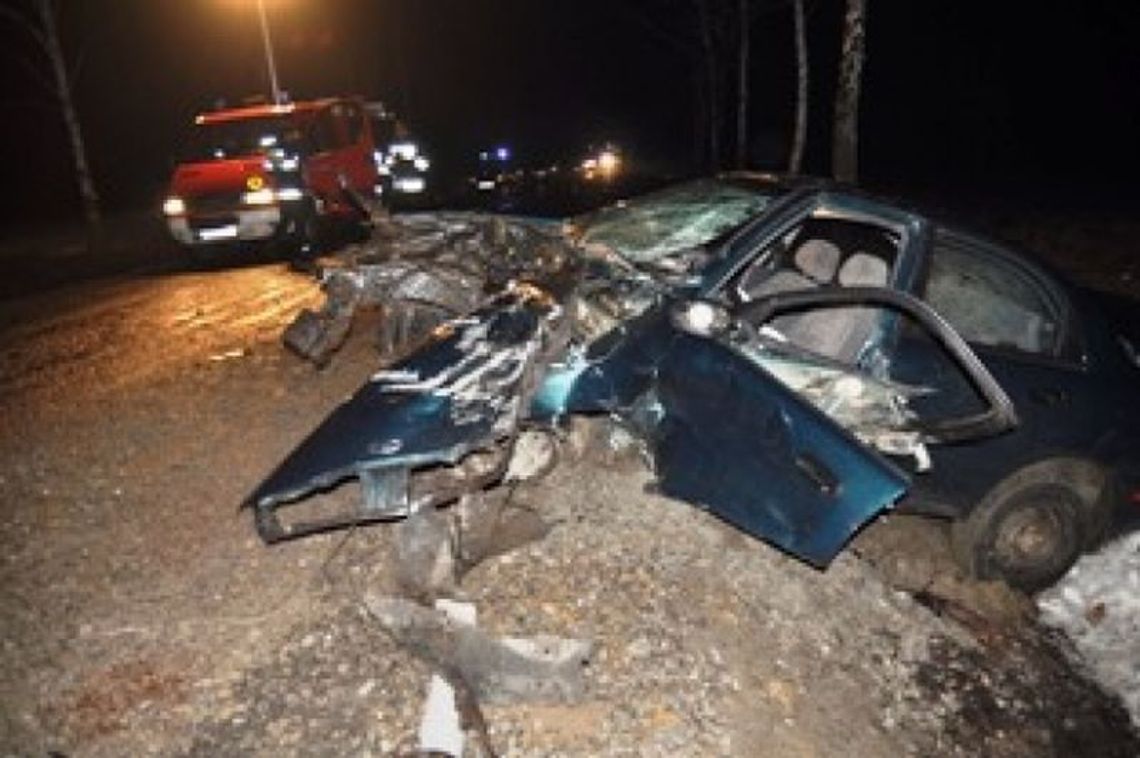 Samoklęski: 23-letni kierowca rozbił się na drzewie