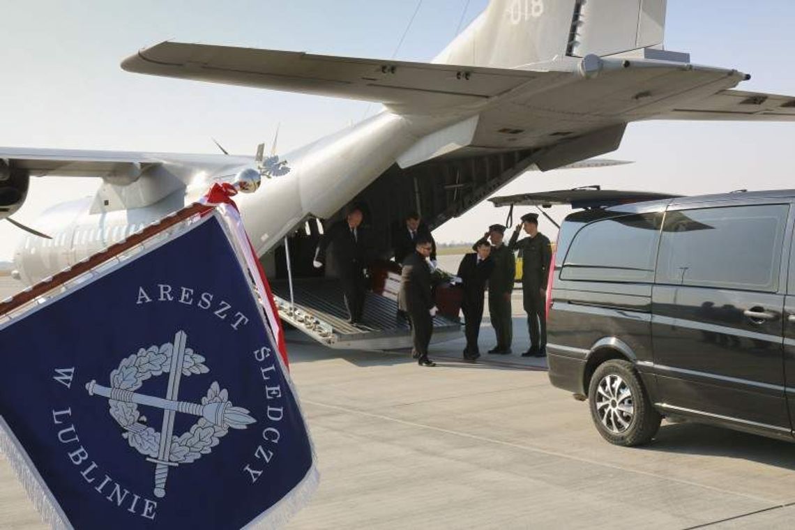 Samolot z ciałami ofiar zamachu w Tunezji wylądował w Świdniku Samolot z ciałami ofiar zamachu w Tunezji wylądował w Świdniku