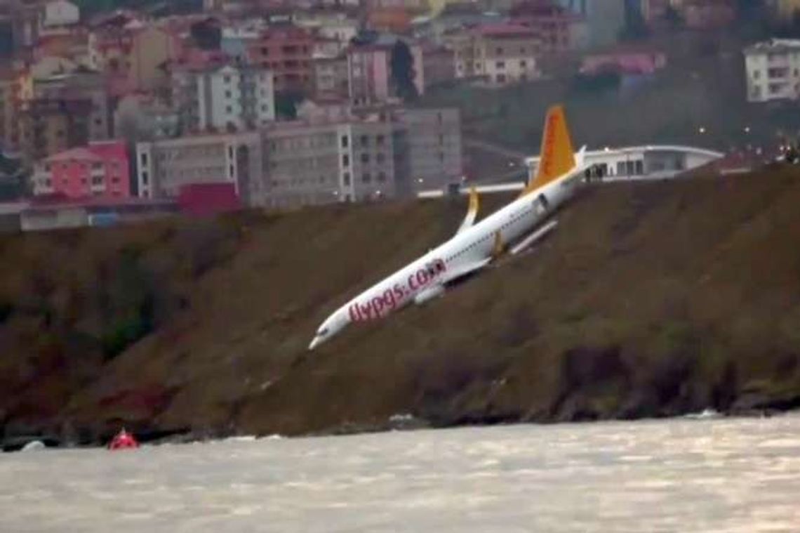 Samolot zjechał z pasa i zawisł na stromym zboczu nad morzem