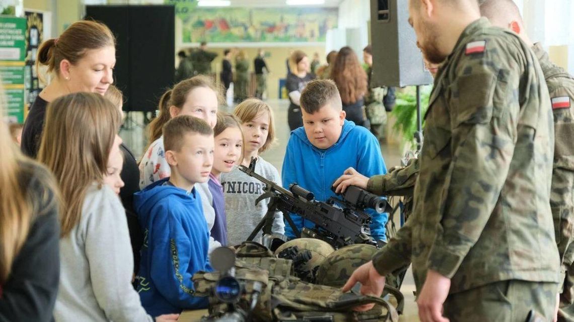 Samoobrona, strzelanie i obsługa broni. Dzień Otwartych Drzwi w XXVII LO w Lublinie [zdjęcia]
