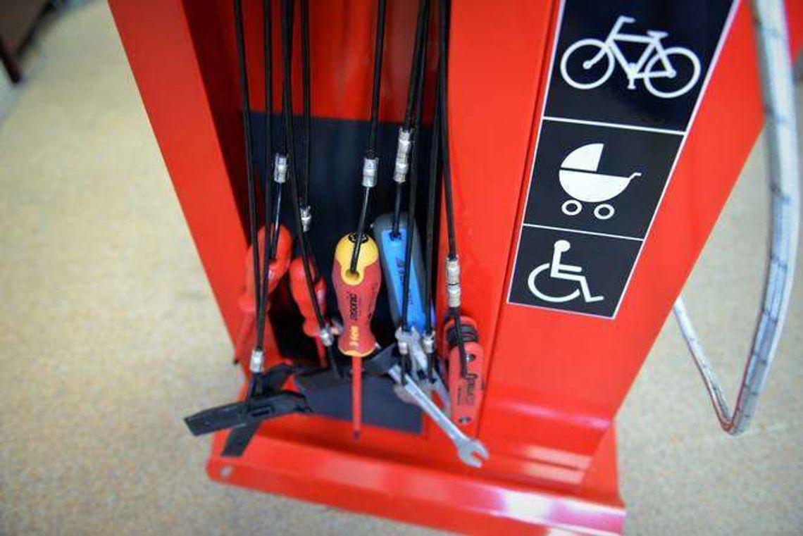 Samoobsługowa stacja naprawy rowerów. I śniadanie dla pasażerów