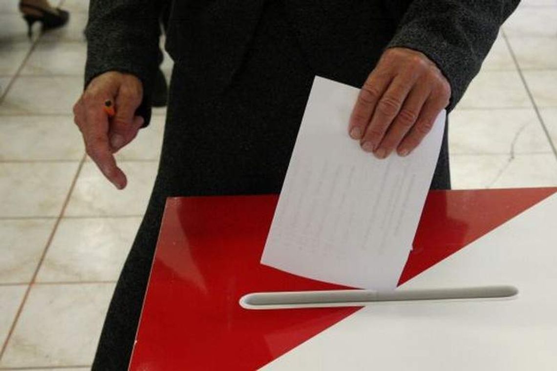 Samorządowa kiełbasa wyborcza. Wycieczki, bale, obiady - wszystko za darmo