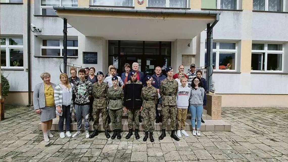 Samorządowcy za likwidacją szkoły w Dubience. A uczniowie, rodzice i nauczyciele walczą Samorządowcy za likwidacją szkoły w Dubience. A uczniowie, rodzice i nauczyciele walczą