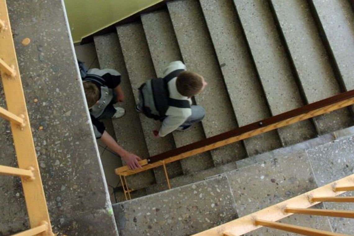 Sanepid wyciąga uczniów z piwnicy 