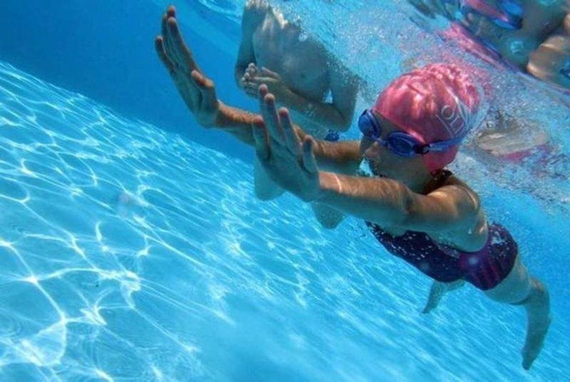 Sanepid zamknął basen. Pałeczki ropy błękitnej w wodzie