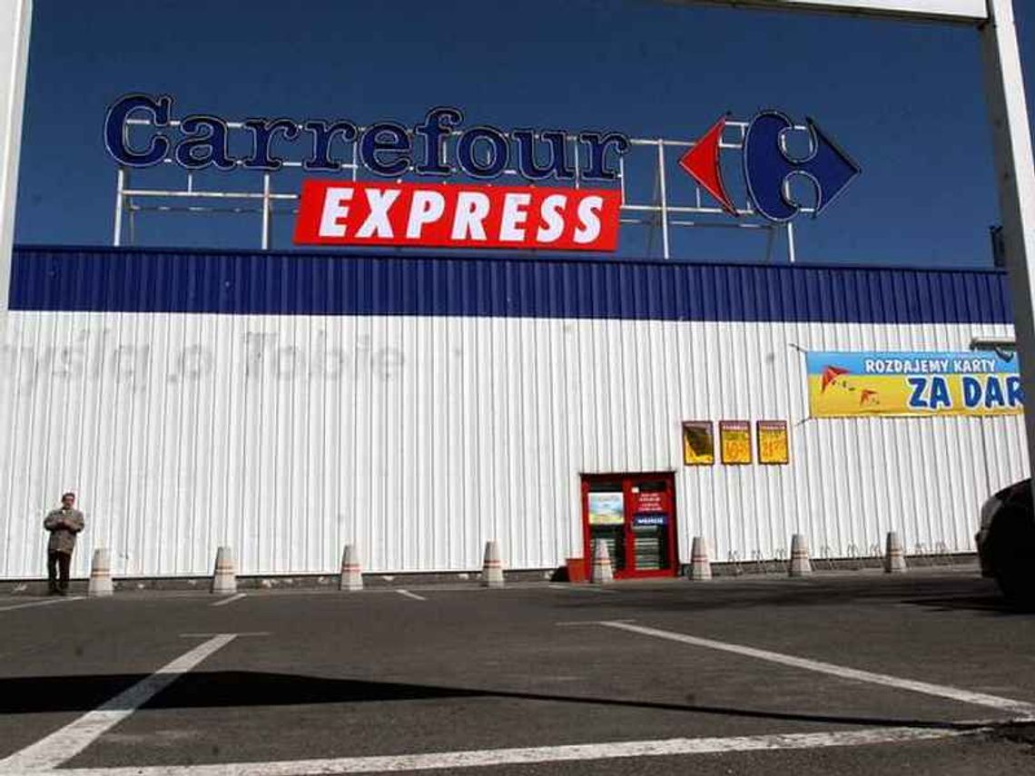 Sanepid zamknął Carrefour\'a przy Andersa przez robaki Sanepid zamknął Carrefour\'a przy Andersa przez robaki