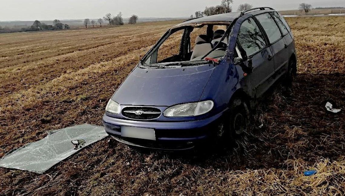 Sarna wbiegła prosto pod koła. Samochód dachował, kierowca w szpitalu