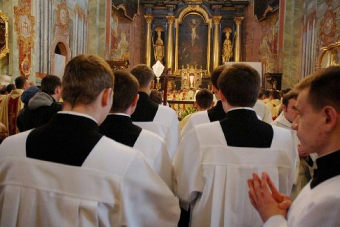 Savoir-vivre w kościele: Jak powinni zachowywać się wierni i duchowni Savoir-vivre w kościele: Jak powinni zachowywać się wierni i duchowni