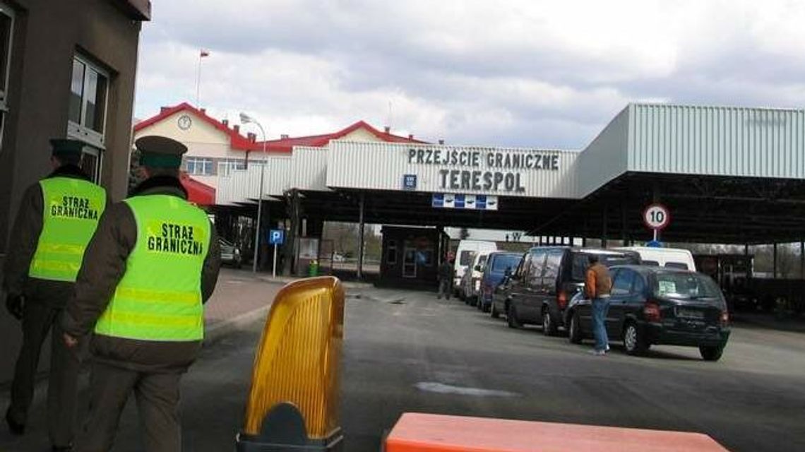 Sceny jak z filmu na przejściu w Terespolu. Kobieta z dziećmi ucieka na Białoruś Sceny jak z filmu na przejściu w Terespolu. Kobieta z dziećmi ucieka na Białoruś