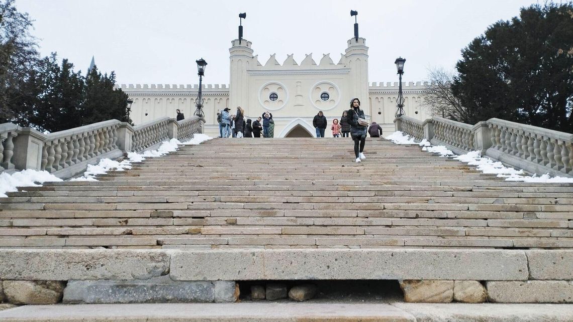 Schody do Zamku trzeba naprawiać po artystycznej akcji. Okazuje się, że nie było zgody na ich pomalowanie