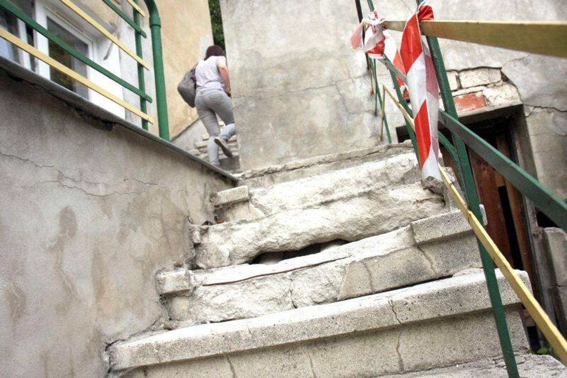 Schody jak rumowisko, a właściciel nie chce remontu Schody jak rumowisko, a właściciel nie chce remontu