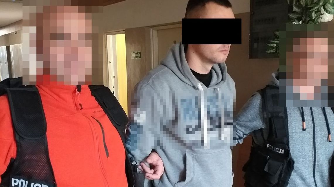 Schował się pod pierzyną. Żona powiedziała, że go nie zna Schował się pod pierzyną. Żona powiedziała, że go nie zna
