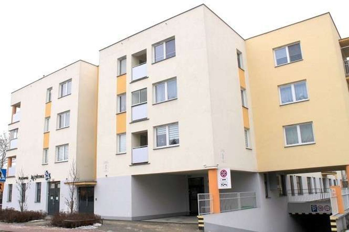 Ściany bloku pękają. Lokator idzie do sądu