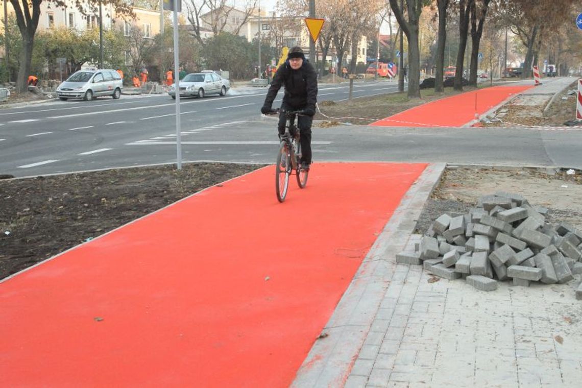 Ścieżka rowerowa przy ul. Koryznowej już się czerwieni Ścieżka rowerowa przy ul. Koryznowej już się czerwieni