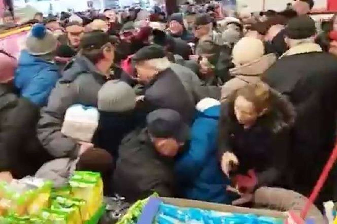 Ścisk i przepychanki w sklepie. Promocja na cukier w Carrefour w Chełmie (wideo)