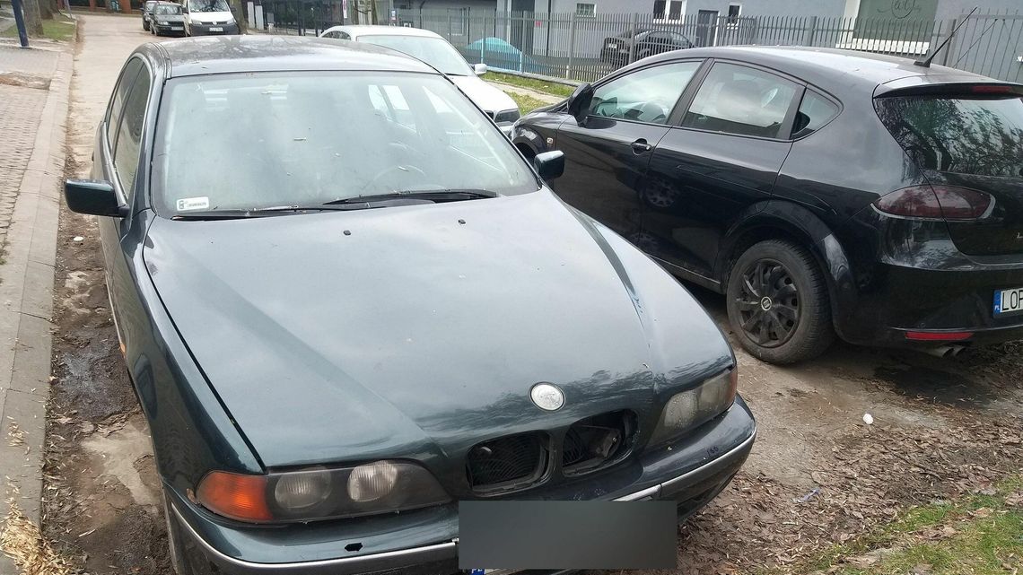 Seat, BMW i volkswagen porzucone na ulicy. Ludzie od roku proszą o usunięcie wraków. Zdjęcia Seat, BMW i volkswagen porzucone na ulicy. Ludzie od roku proszą o usunięcie wraków. Zdjęcia