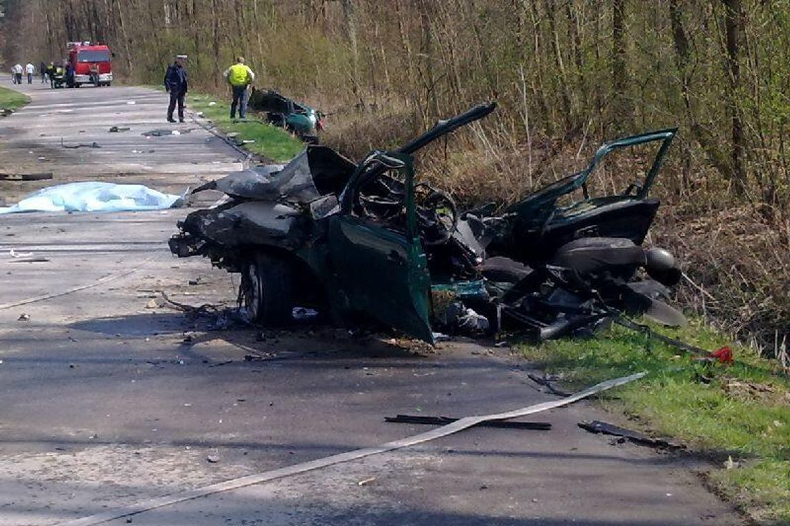 Seat po zderzeniu z tirem rozpadł się i zapalił. Nie żyje 19-latek 