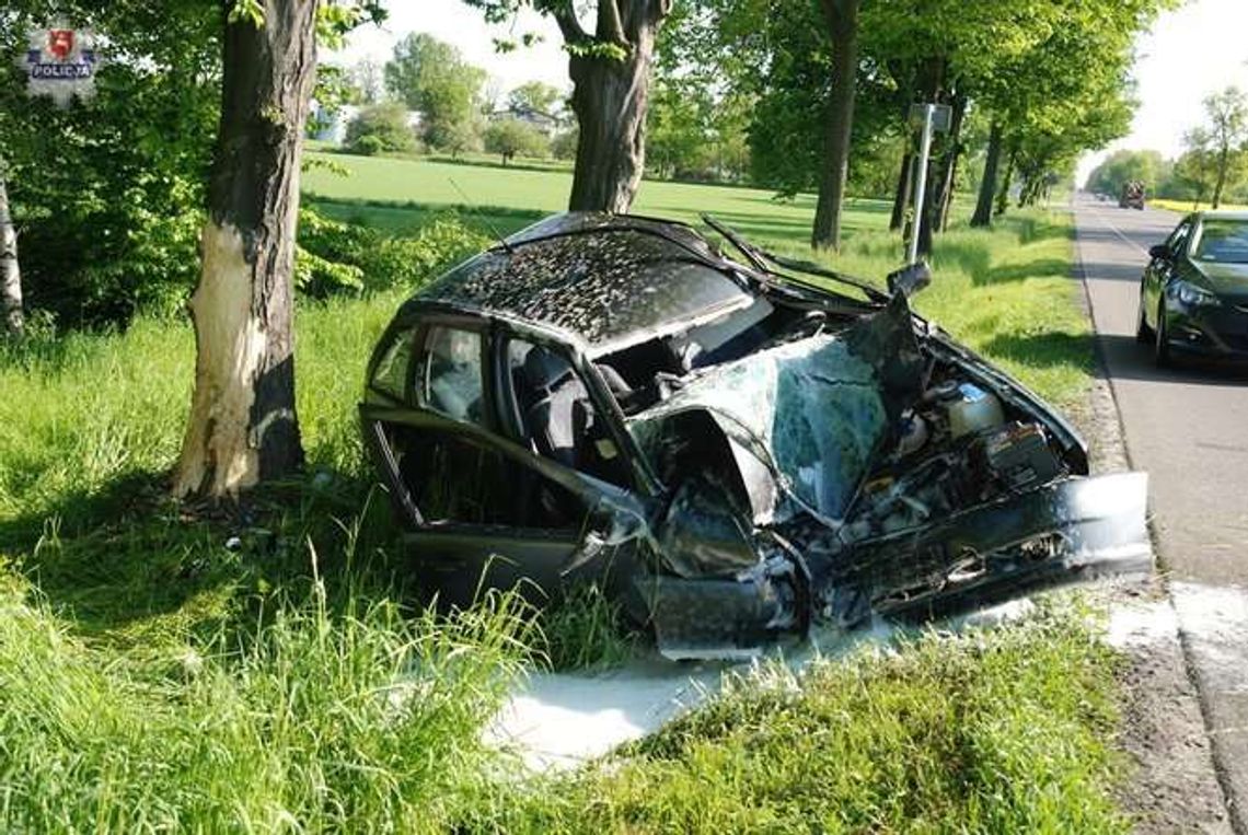 Seat uderzył w drzewo. Kierowca był pijany