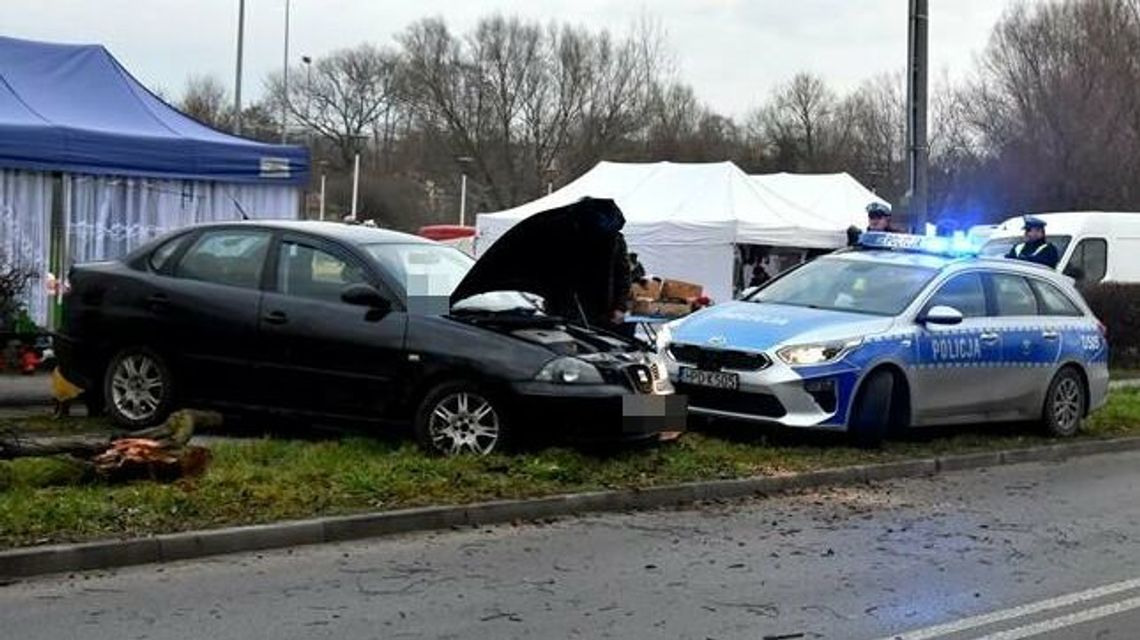 Seat upadł na bok obok straganów. Świadkowie ruszyli na pomoc 18-latce Seat upadł na bok obok straganów. Świadkowie ruszyli na pomoc 18-latce