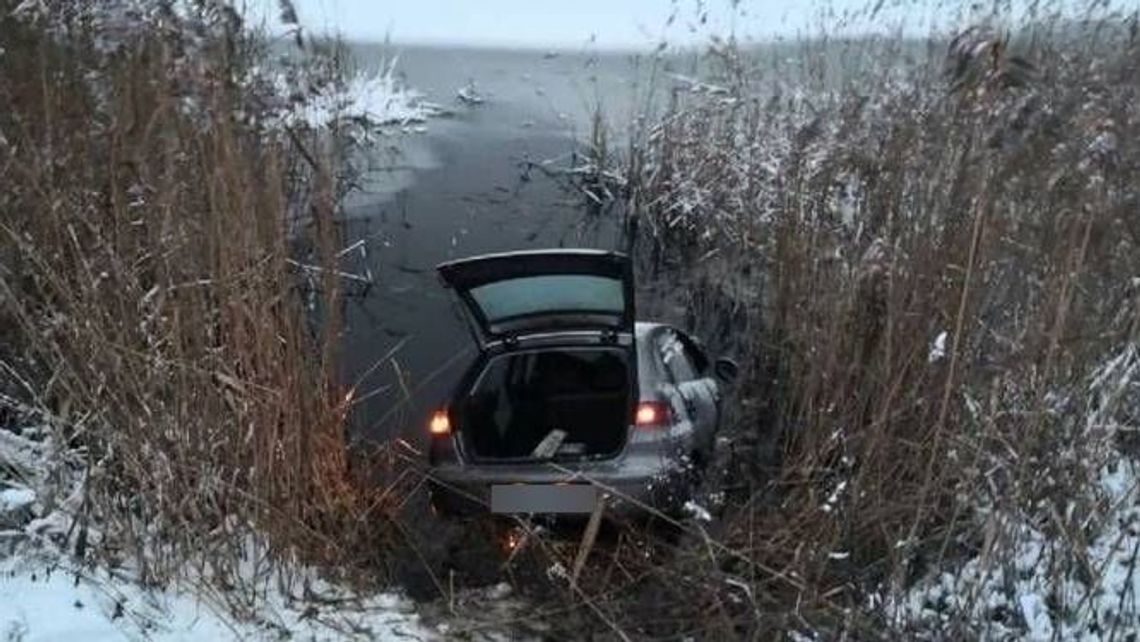 Seat wpadł do stawu. Panie jechały do pracy Seat wpadł do stawu. Panie jechały do pracy