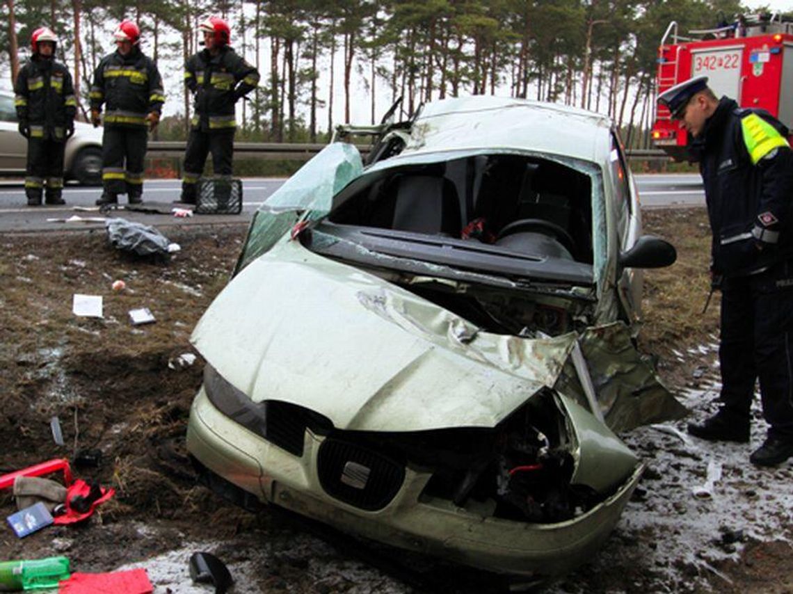 Seat wypadł z drogi na krajowej \"trójce\". Kierowcę reanimowano