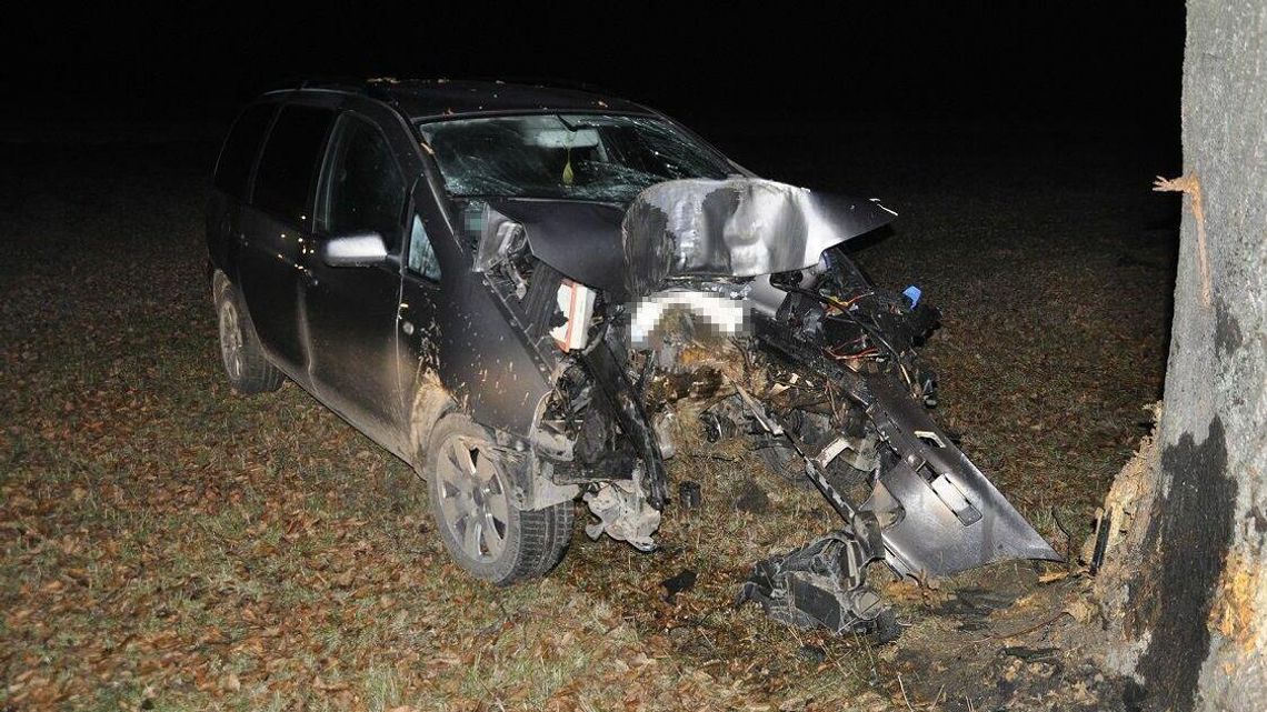 Seatem w drzewo. Kierowcę musieli wycinać z wraku