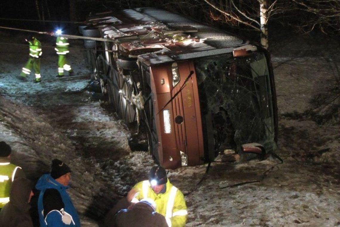 Sędki: Wypadek autobusu. Trzy osoby przygniecione, jedna nie żyje (zdjęcia)