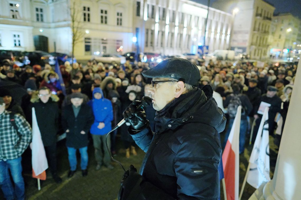 Sędzia zawieszony za wykonanie wyroku unijnego Trybunału Sprawiedliwości. Manifestacja solidarności w Lublinie Sędzia zawieszony za wykonanie wyroku unijnego Trybunału Sprawiedliwości. Manifestacja solidarności w Lublinie