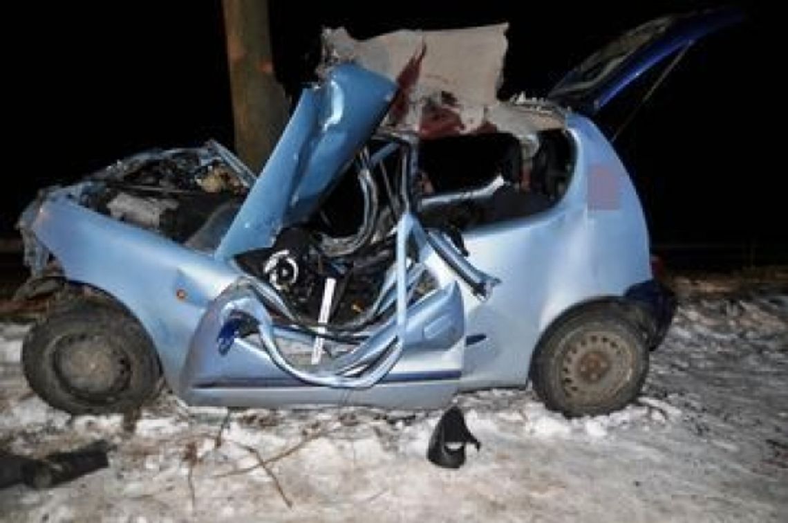 Seicento rozbite na drzewie. Dwie osoby nie żyją Seicento rozbite na drzewie. Dwie osoby nie żyją